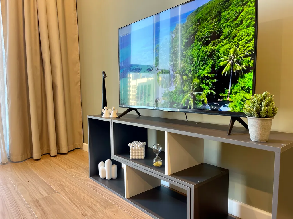 Новая квартира с кроватью возле панорамного окна, высокий этаж