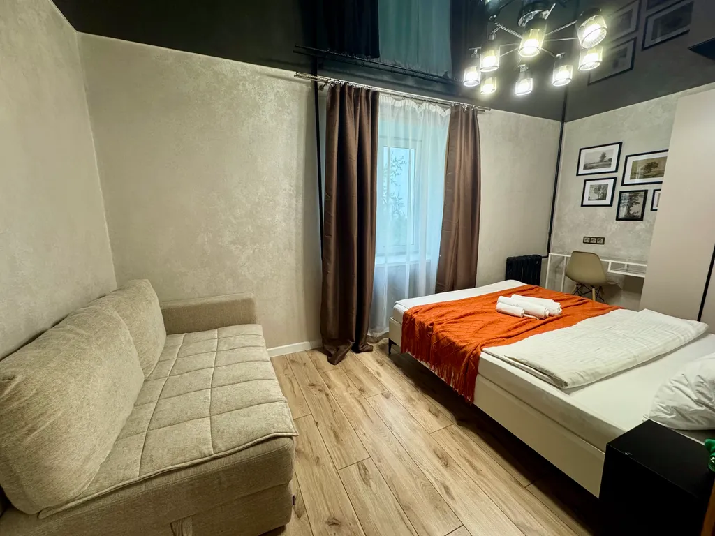 Двухкомнатная квартира люкс класса с камином в центре