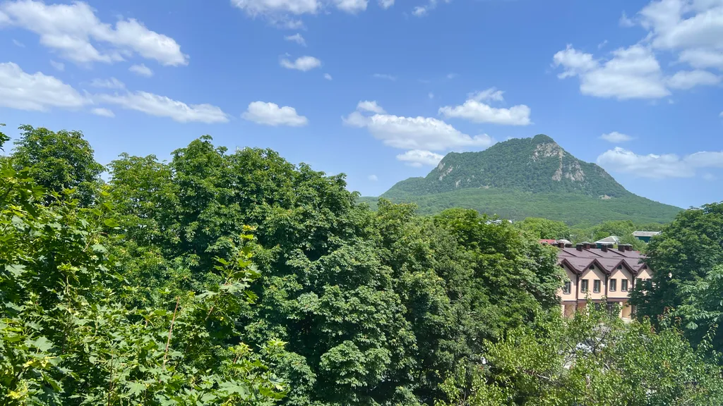 Проживание возле бювета и городского озера с видом из окна на гору