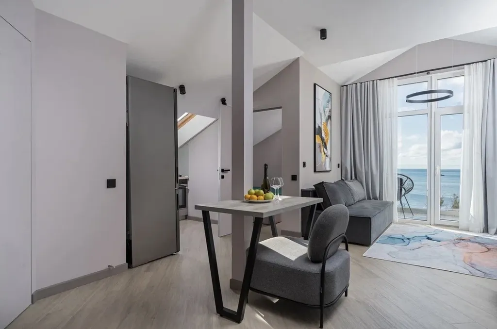 Современная квартира с панорамным видом на море