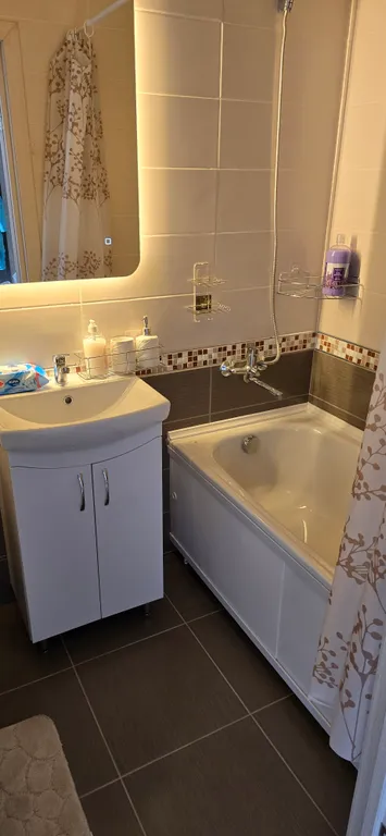 Новый дом, одна кухня изолированана от комнаты не студия всё отдельно,