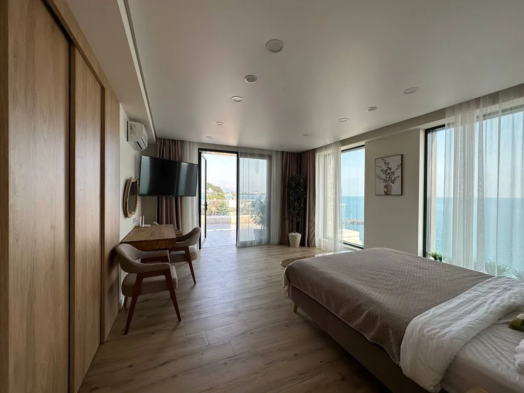 Огромные апартаменты с прямым видом на море и террасой 40 кв. метров