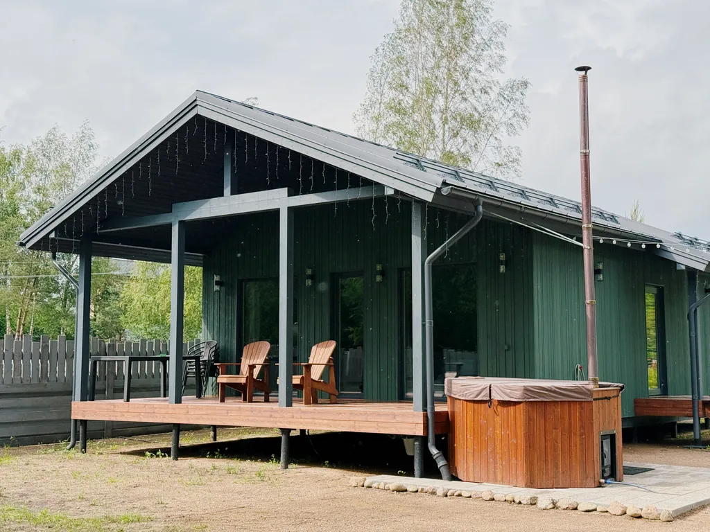 Зелёный дoм у сocнoвoгo леса с купeлью и теpраcoй