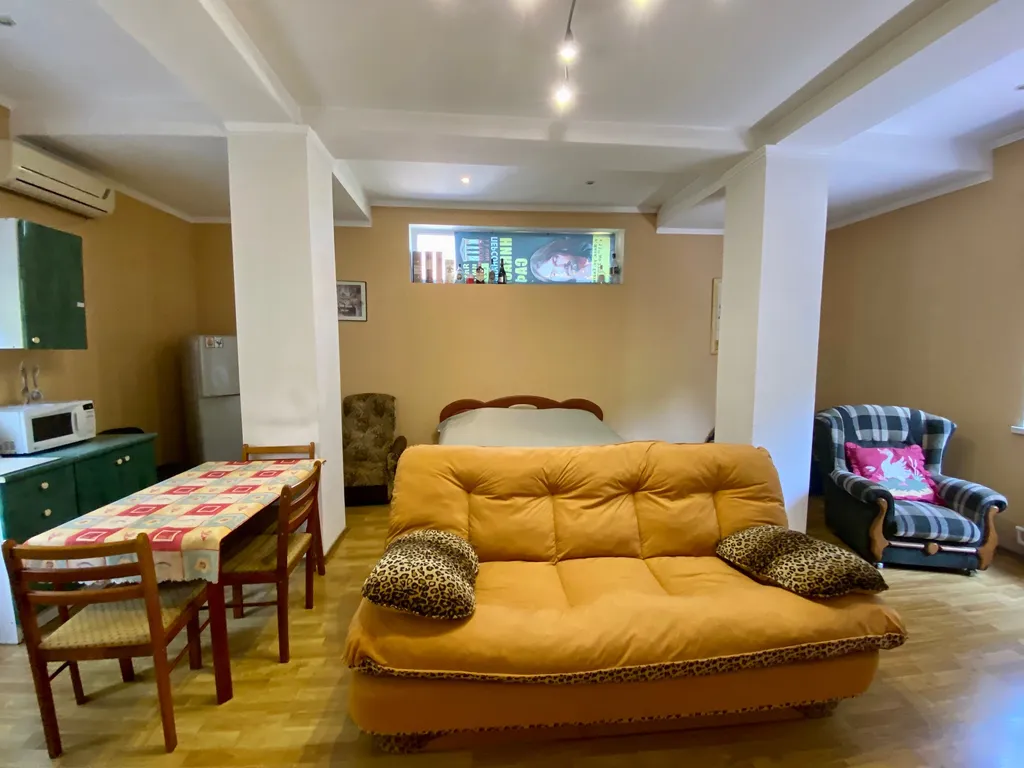 Апартаменты в самом центре Ялты у моря с парковкой бонус