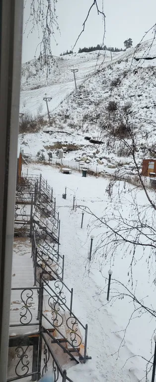 Двух этажный дом с видом на горы и реку