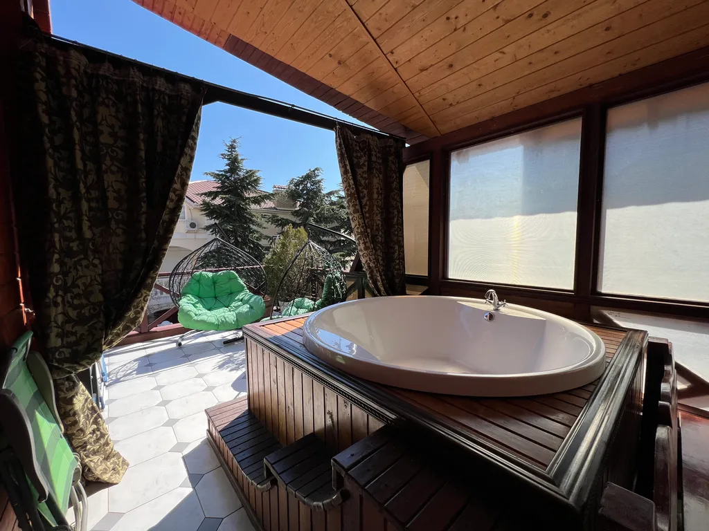 Дом с сауной и большой ванной на террасе