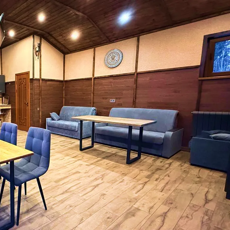 Просторная студия с настоящим камином и печкой