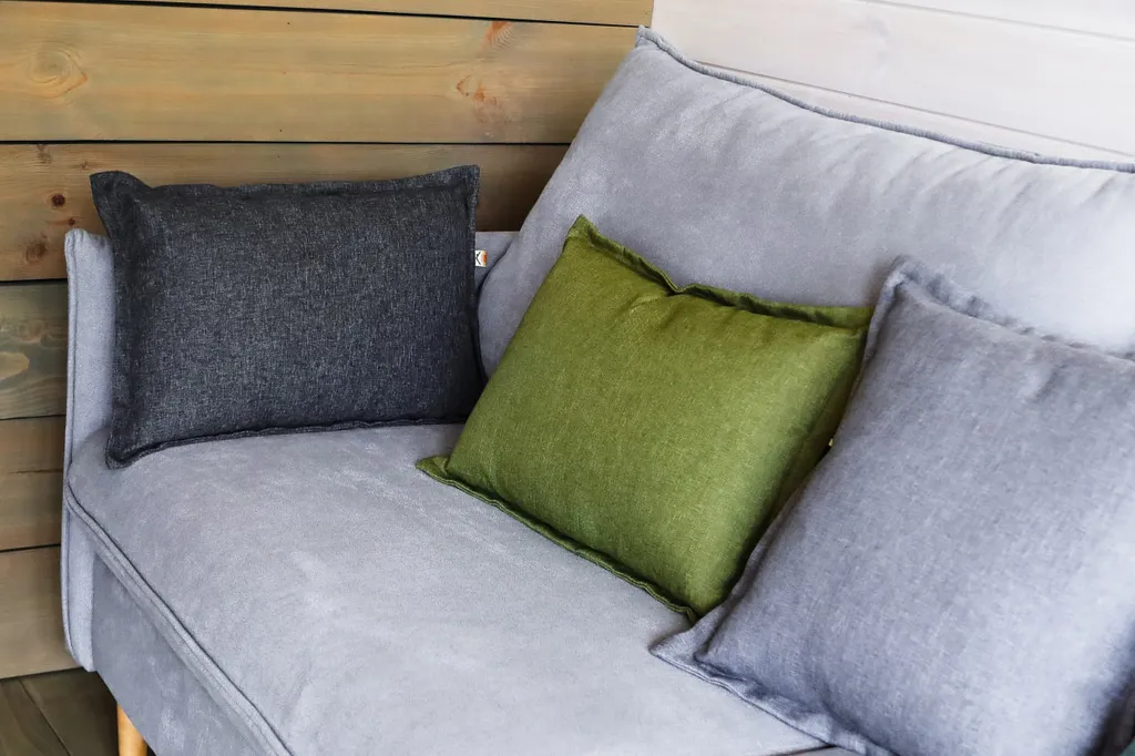 Черный дом на берегу водохранилища