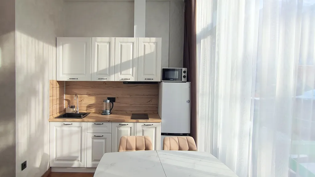 Панорамная студия с видом на горы в центре Красной Поляны. Балкон.