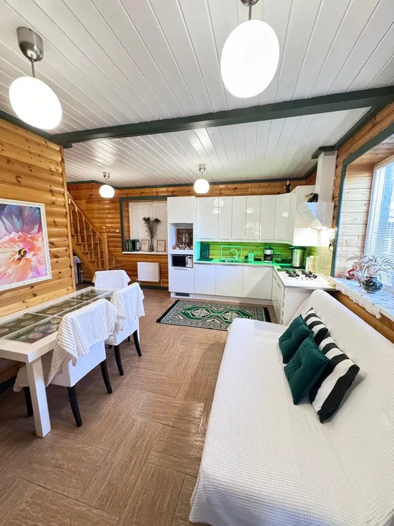 Просторный дом с банькой и видом на храм