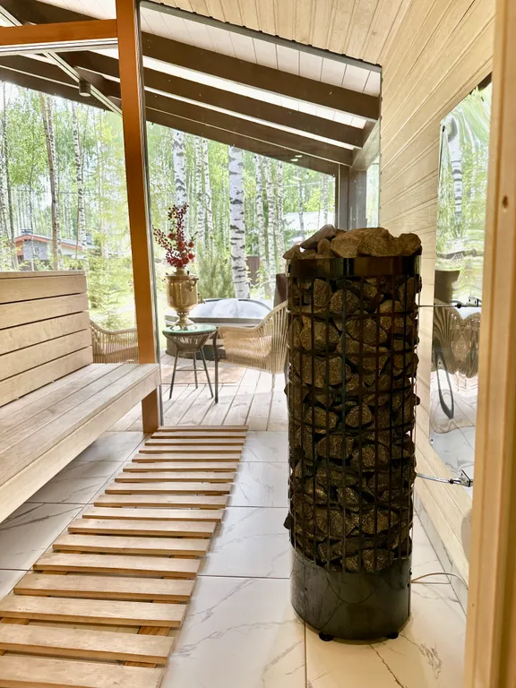 Дом с панорамной сауной, купелью на закрытом лесном участке