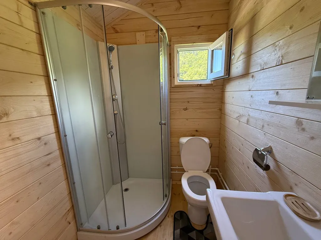 Уютный домик в горах недалеко от моря