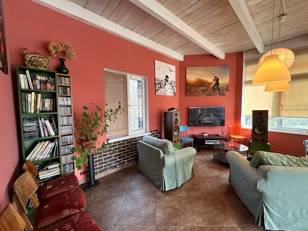 Просторный дом с живописным садом