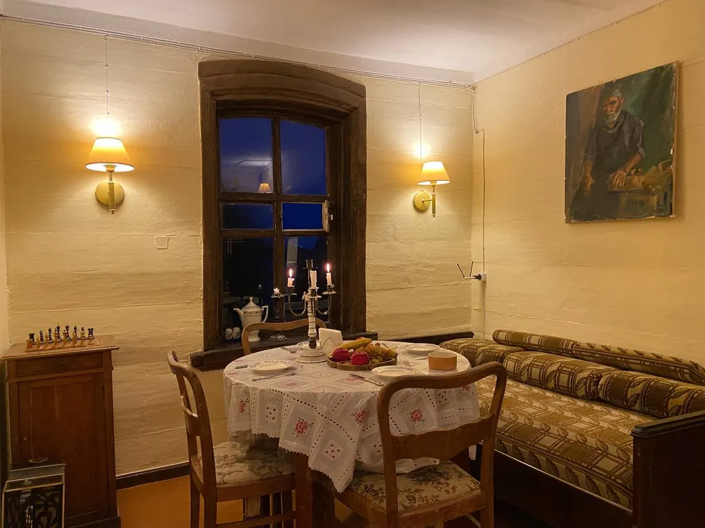 Восстановленная уютная русская изба со всеми удобствами