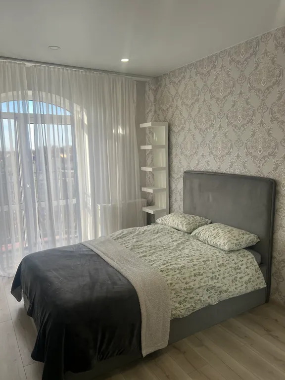 Просторная четырёхкомнатная квартира у парка с видом на море .