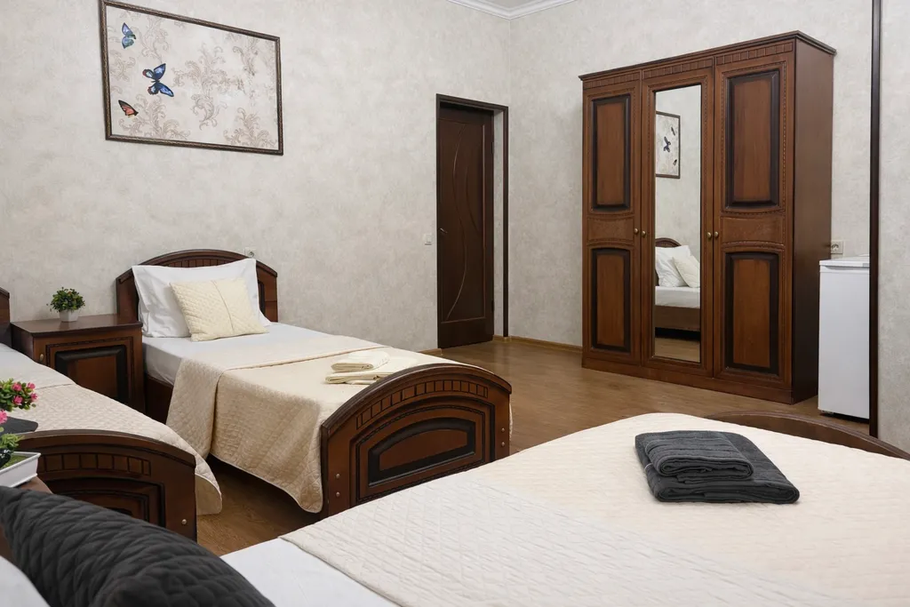 Четырёхместный стандарт с собственной ванной комнатой