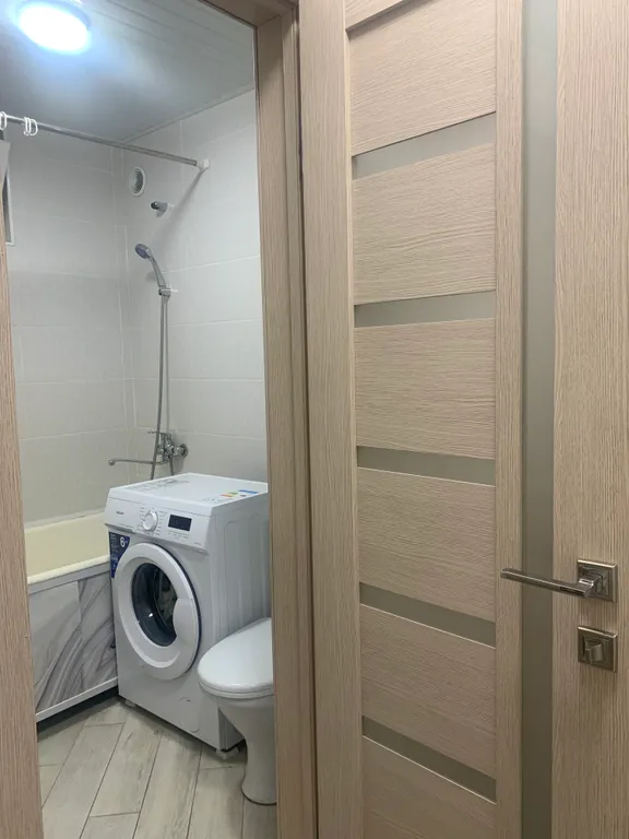 Хорошая чистая квартира с кондиционером, с видом на город и озеро