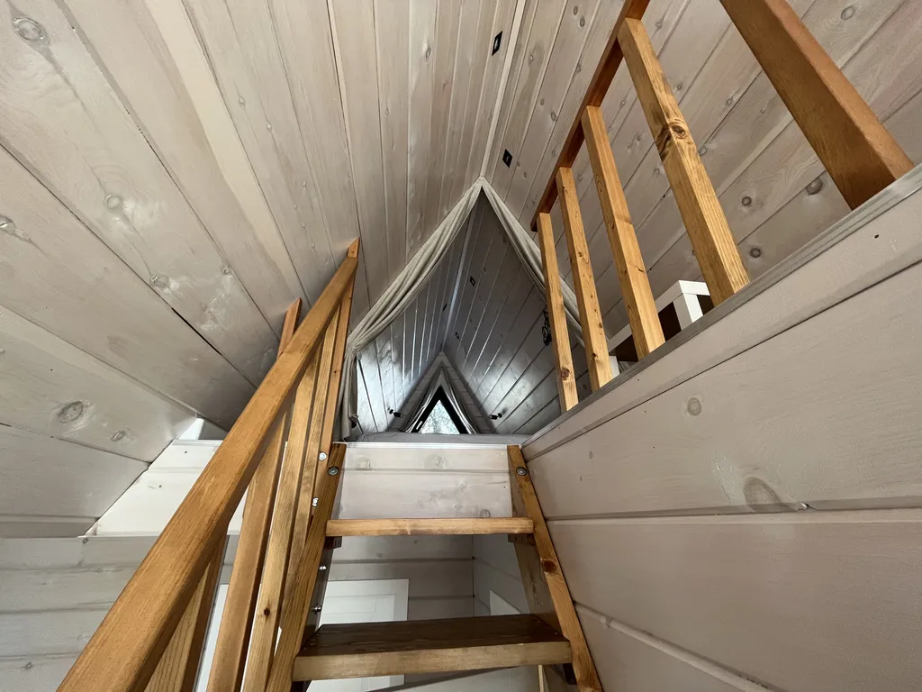 Уютный треугольный домик в лесу