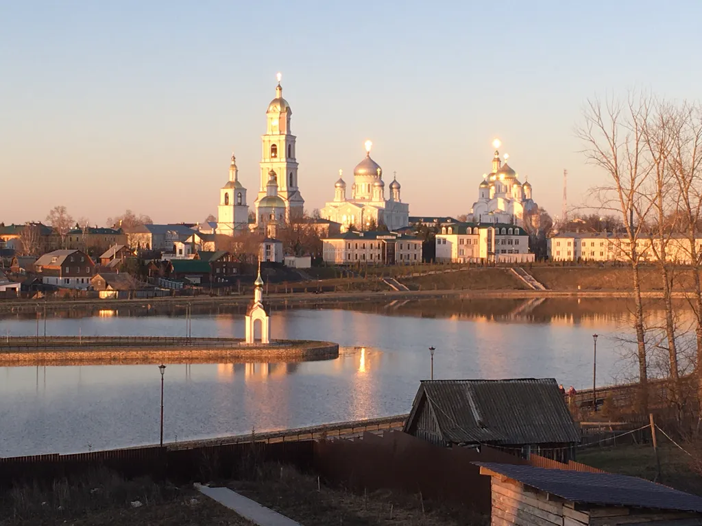 Семейный домик с видом на храм