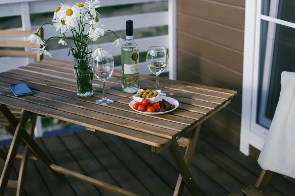 Уютный дом в лесу с видом на залив