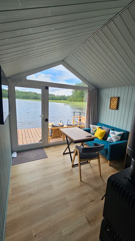 Коттедж, хаусбот на воде