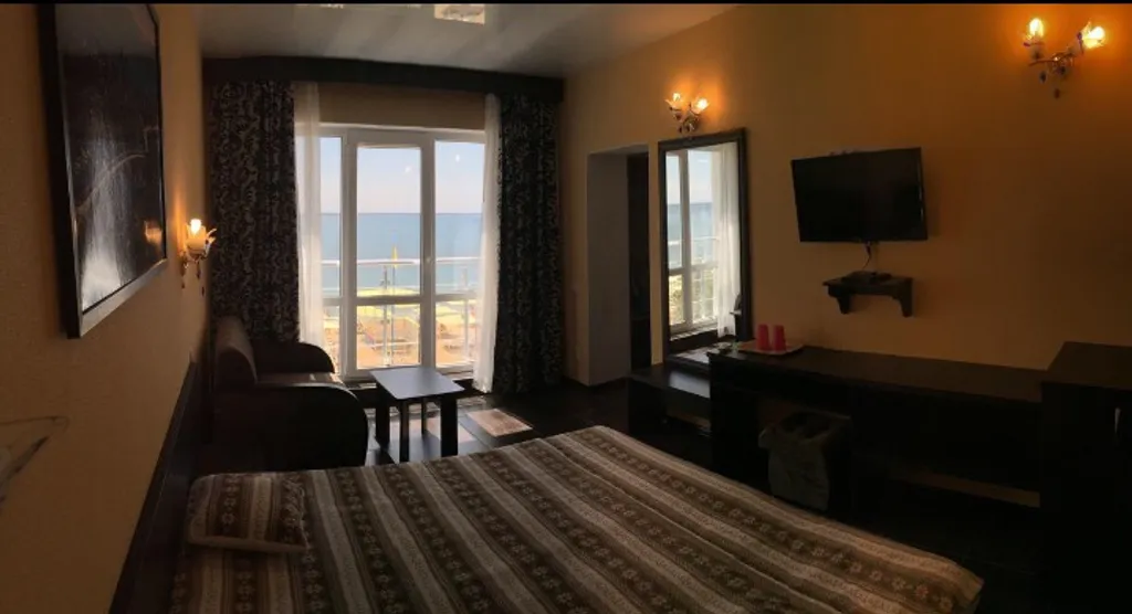 Трёхместный номер с видом на море