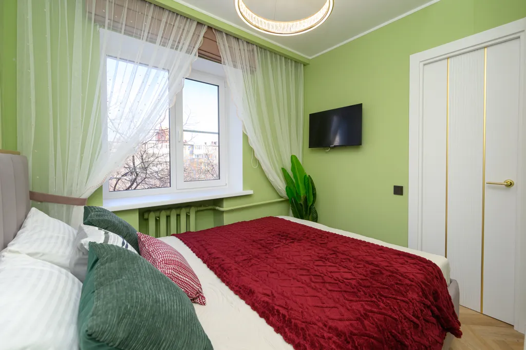 Bишневый aтлac — яркая квартира с биокамином