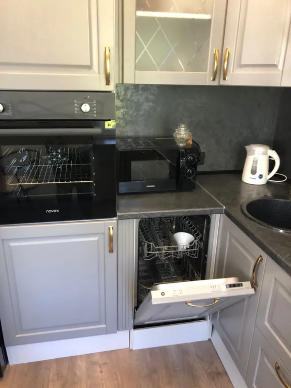 Просторная современная сталинка, в центре рядом с ресторанами и кафе