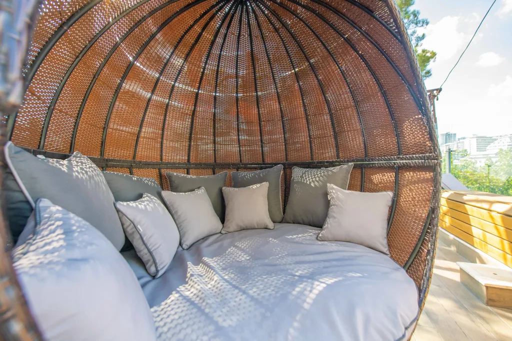 Central apartment with a swimming pool