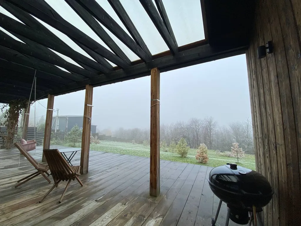 Дом у реки с видом на лес