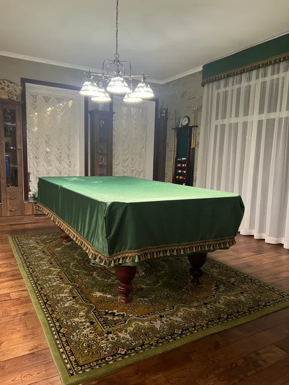 Дом с бассейном и бильярдом