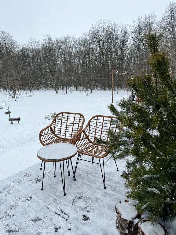 Уютный панорамный треугольный дом A-frame с видом и окружением леса