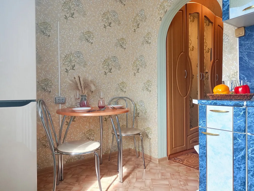 Двуспальная кровать + диван, центр. Отчетные документы,интернет