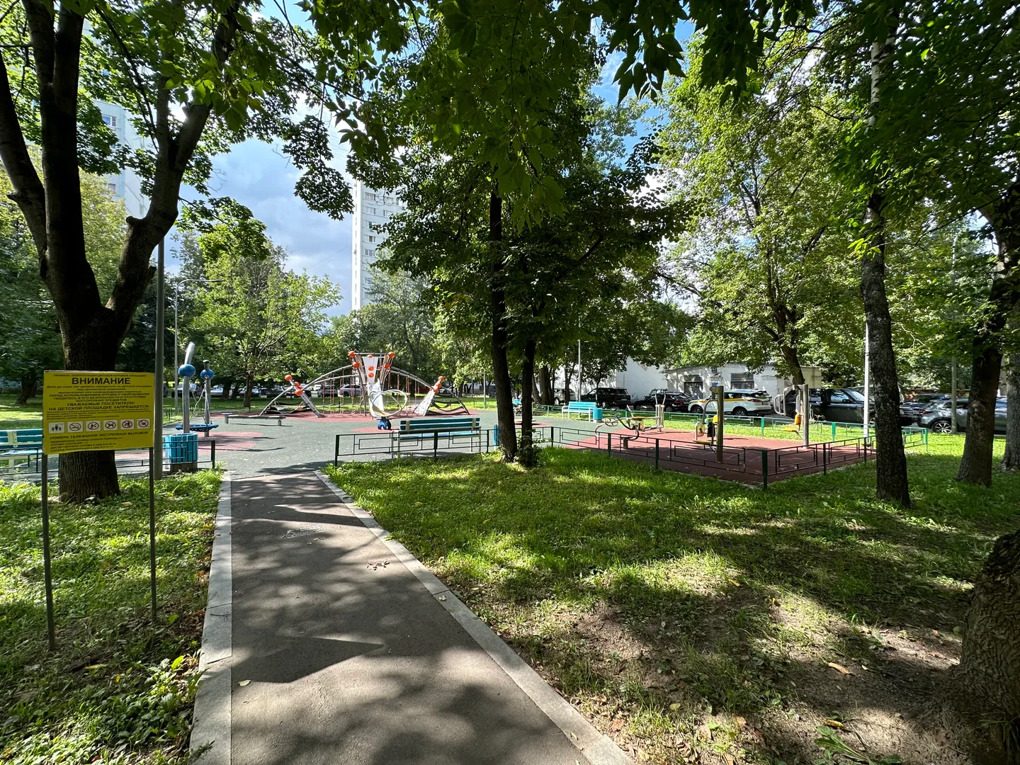 Детская площадка у дома