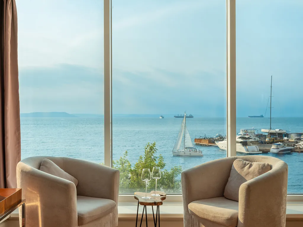 Квартира с джакузи, камином и панорамным видом на море