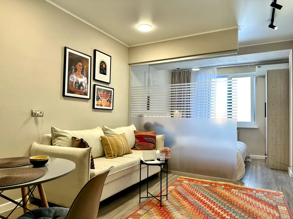 Яркая студия моно с видом на Коктобе в центре Алматы