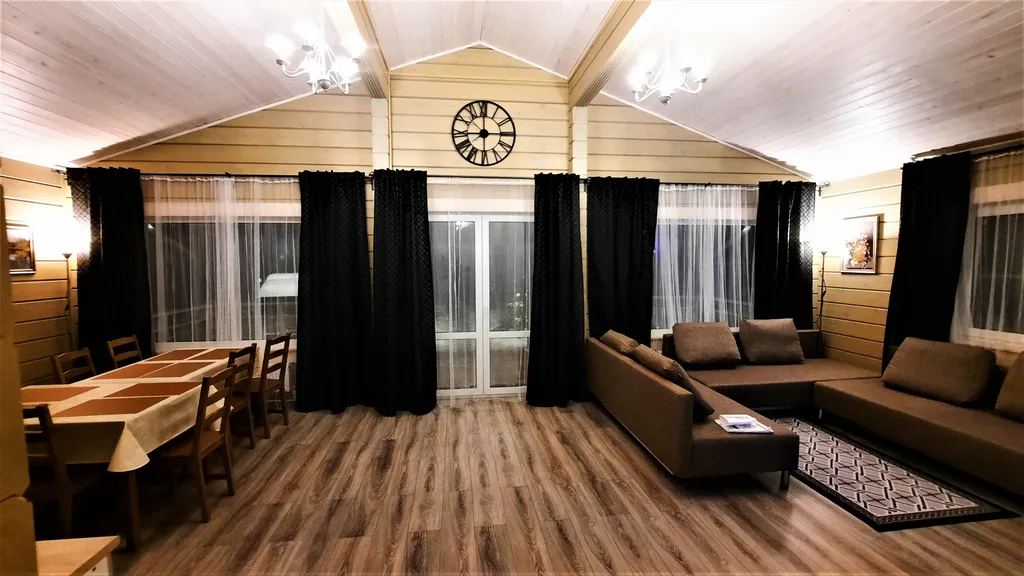 Дом на берегу озера у леса