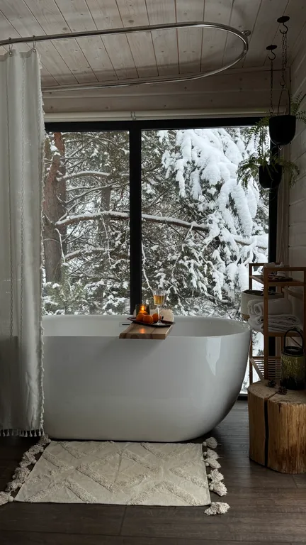 Скандинавский дом с ванной внутри и видом на лес