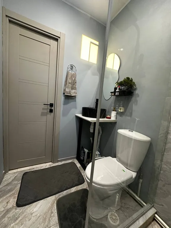 Дом в черте города в лесу