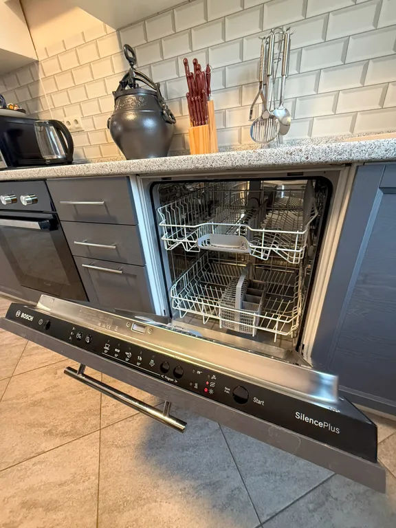 Дом с бассейном, спортзалом и 3 спальнями