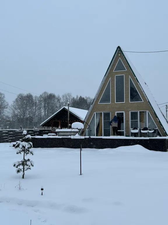 Большой дом в стиле А-фрейм на берегу реки Люторка
