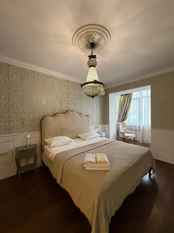 Квартира с видом на горы, город и храм Святого Георгия от Juls Apart