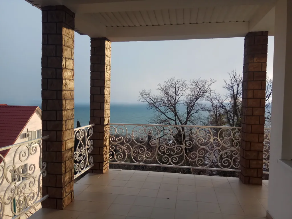 Комната в доме на пригорке с видом на море
