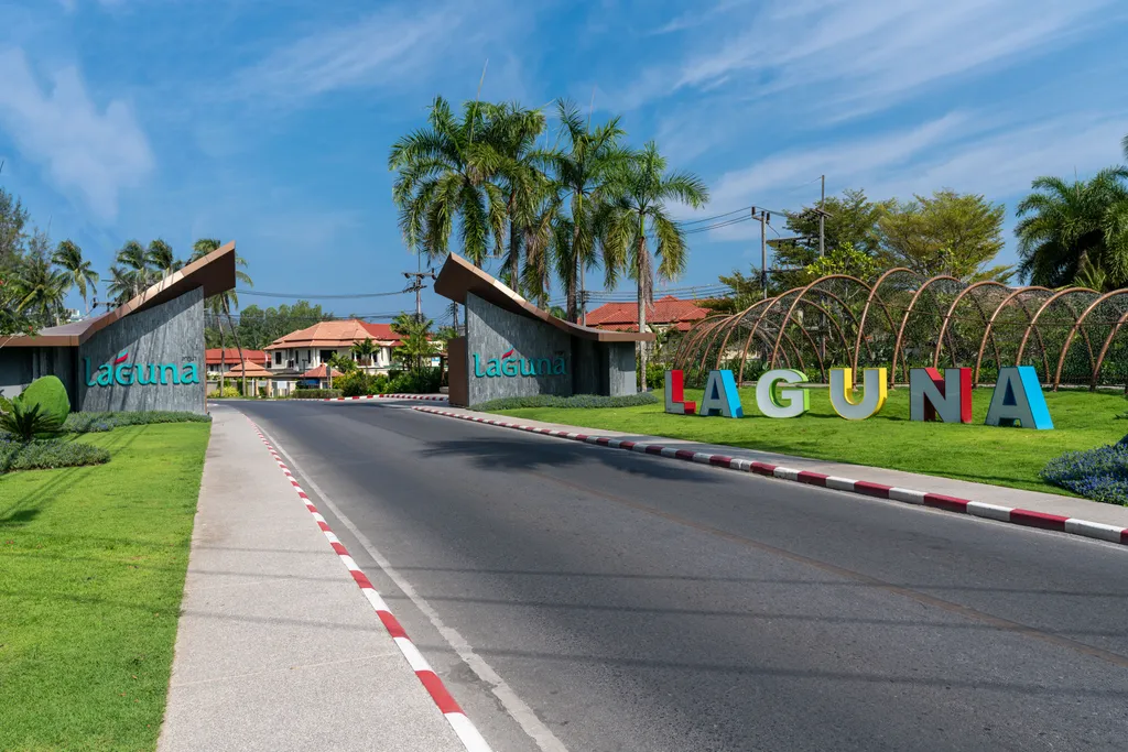 Две спальни с видом на озеро и море