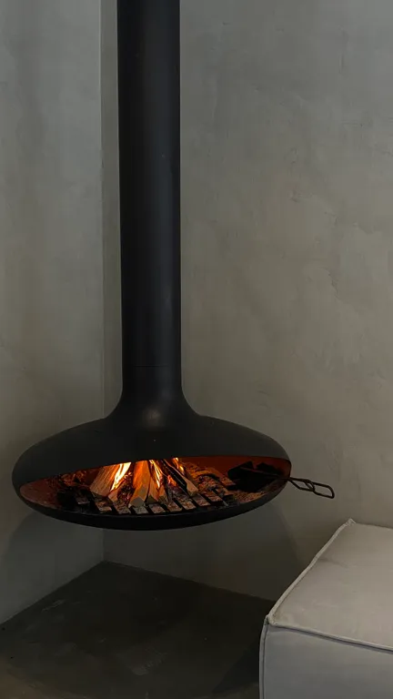 Премиальный дом с дизайнерским камином на дровах в лесу