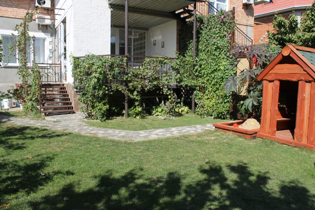 Коттеджу моря: костровая чаша камин детская территория бассейн баттут.