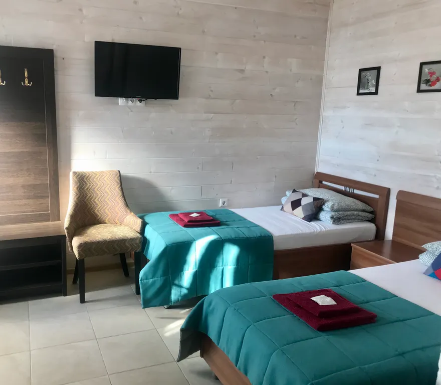 Квартира Четырёхместный номер, с видом во двор — аренда посуточно в Черноморское