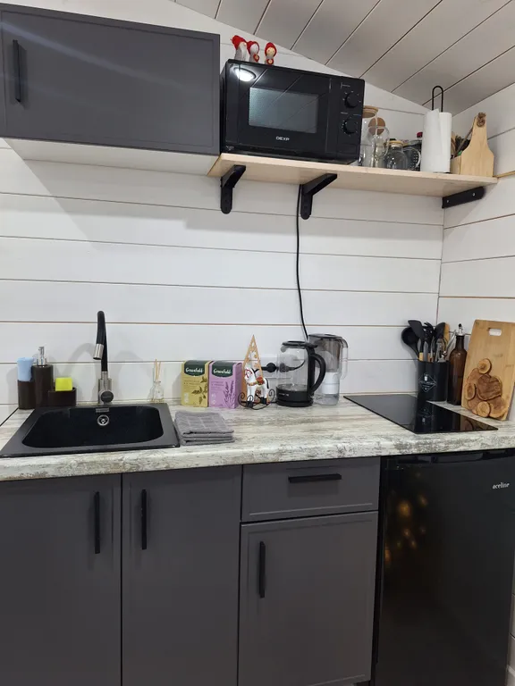 Уютный домик для двоих с террасой в лесу