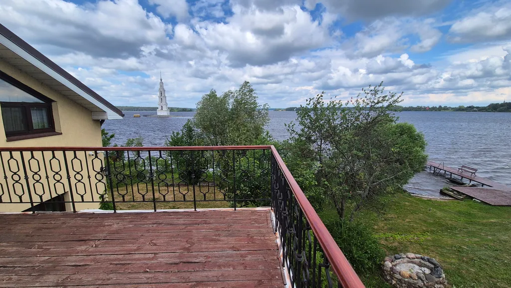 Дом на берегу волги, с видом на затопленную колокольню