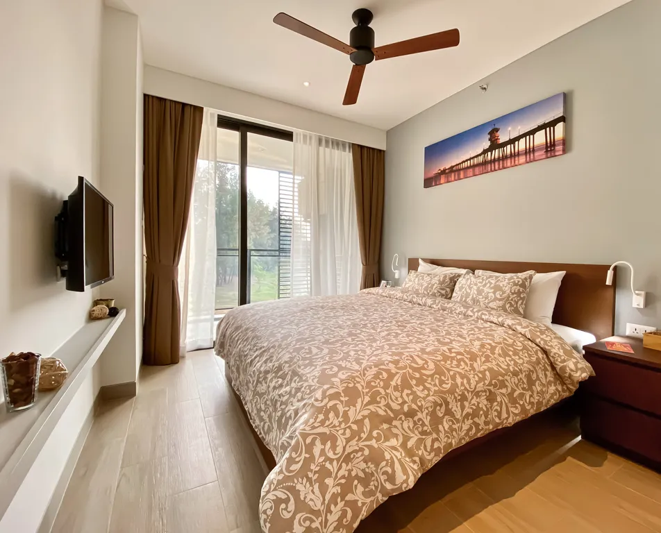 Две спальни с видом на озеро и море